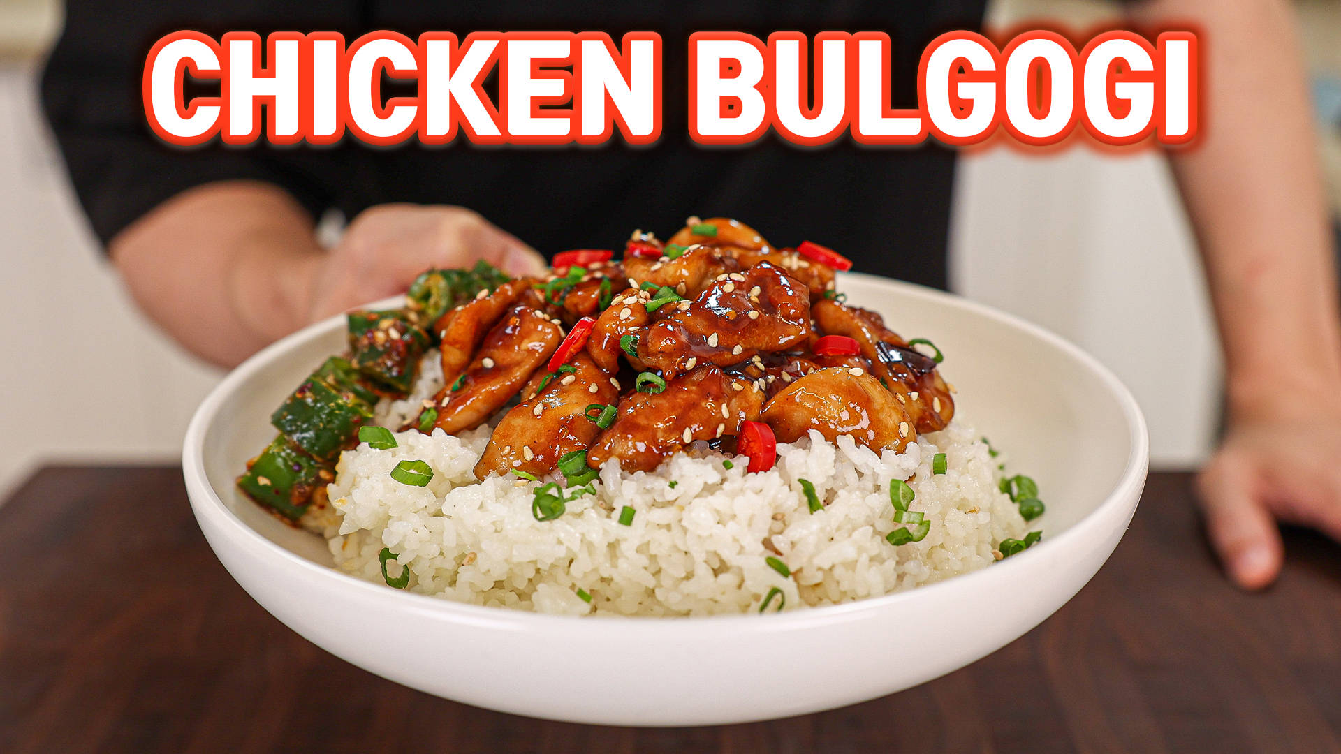 Chicken 桌布 壁紙 — 一碗白色碗裝的雞肉韓式烤牛肉，搭配白飯、青蔥和紅椒，撒上芝麻。