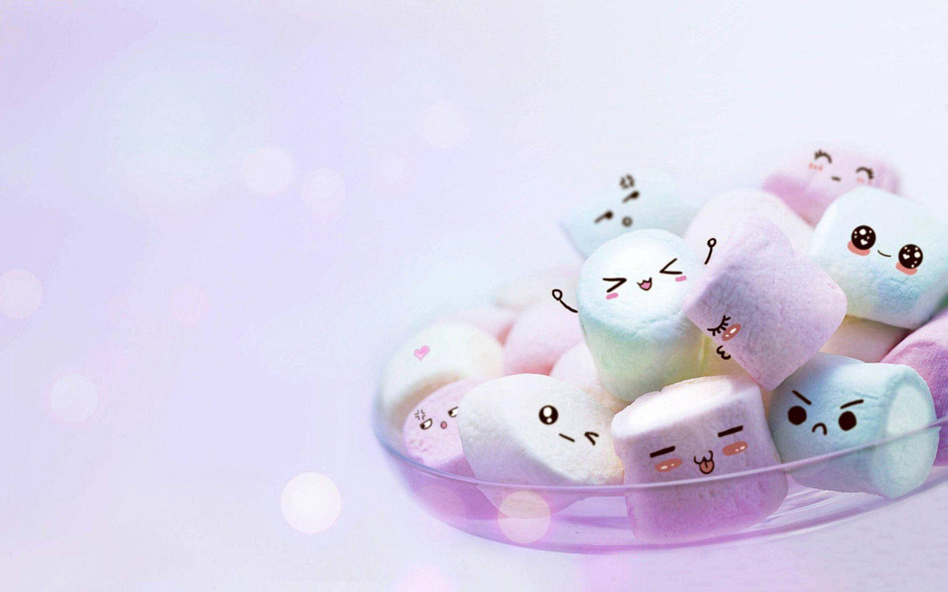 一個透明碗裝滿了色彩繽紛的棉花糖，帶有俏皮的卡通臉孔。 — Squishmallows 壁紙