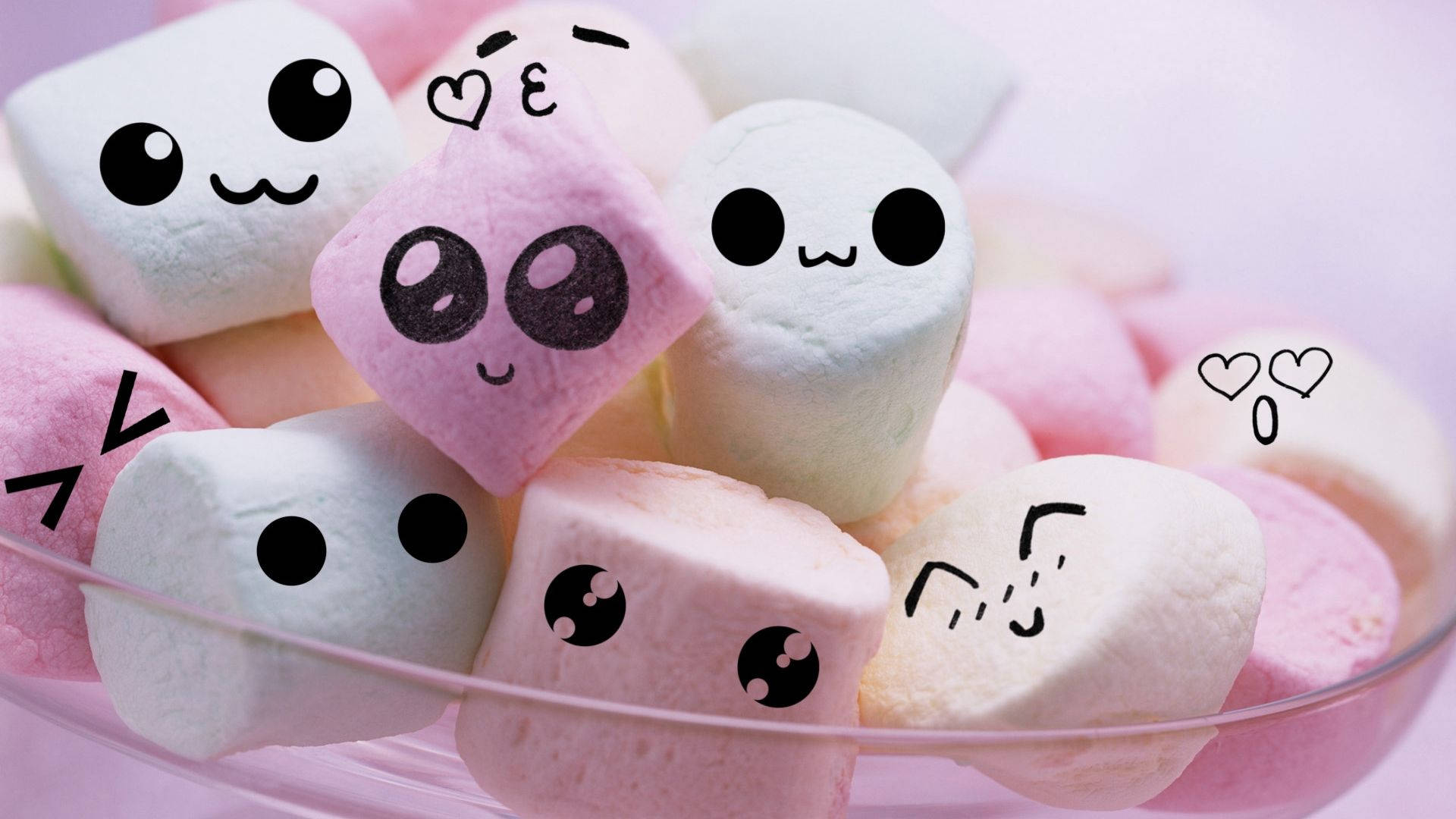 Marshmallow 桌布 壁紙 — 一碗粉紅色和白色的棉花糖，帶有可愛的手繪臉孔和心形，在柔和粉彩燈光下。