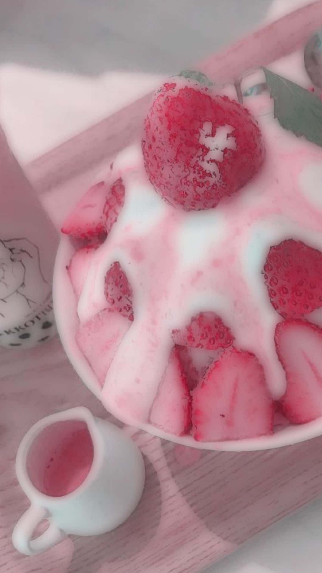 Pink Cute 桌布 壁紙 — 一碗粉紅色草莓刨冰，上面放著一整顆草莓和糖漿，放在粉彩粉紅色的木質表面上。