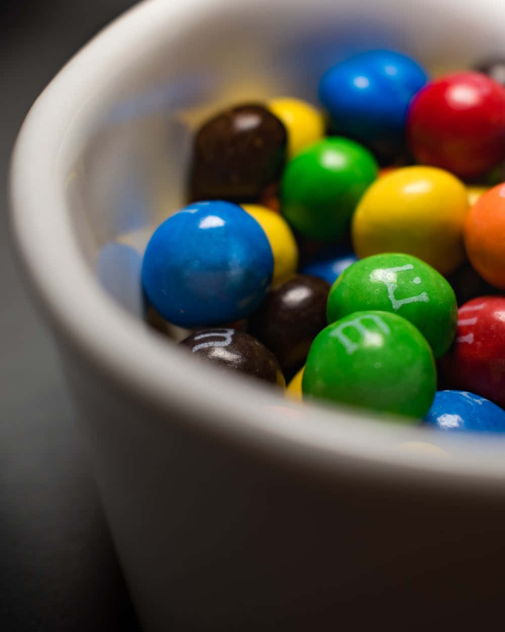 一碗色彩繽紛的M&M's巧克力 壁紙