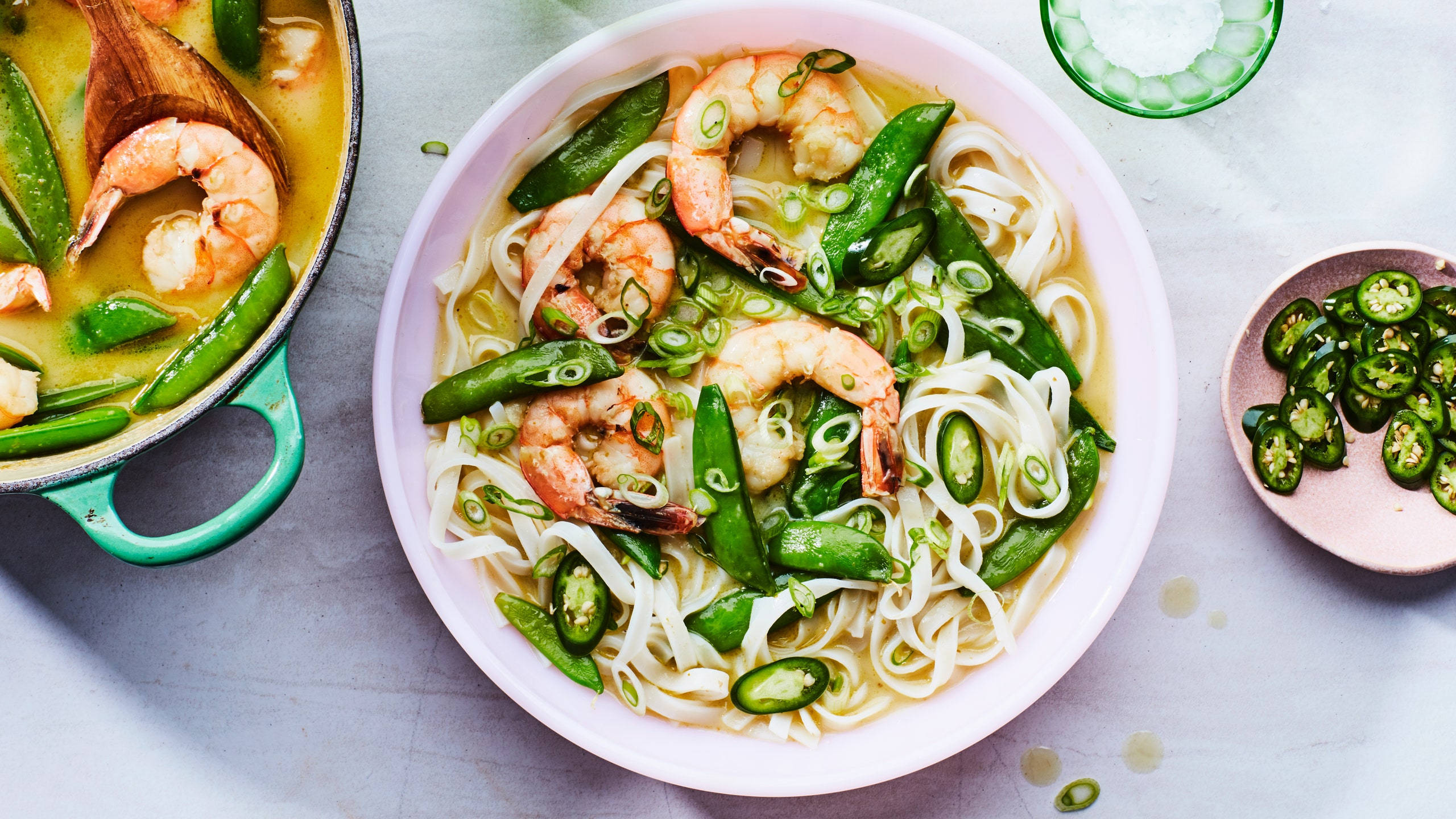 shrimp 桌布 壁紙 — 一碗色彩繽紛的蝦仁雪豆麵，配上切片墨西哥辣椒和青蔥。