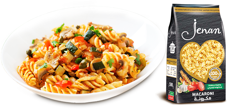Pasta 桌布 壁紙 — 一碗色彩繽紛的螺旋粉義大利麵，搭配櫛瓜、蘑菇和香草，旁邊放著一包Jenan品牌的通心麵。