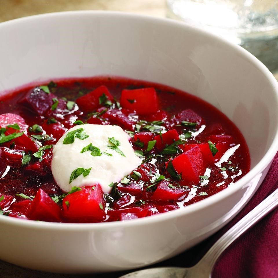 beetroot 桌布 壁紙 — 一碗色彩鮮豔的甜菜根湯，配上酸奶油和新鮮香草，誘人地放在桌上。