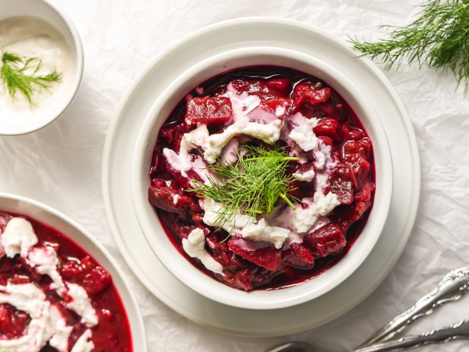beetroot 桌布 壁紙 — 一碗色彩鮮豔的甜菜根羅宋湯，上面放有酸奶油和新鮮蒔蘿，置於有紋理的白色桌布上。