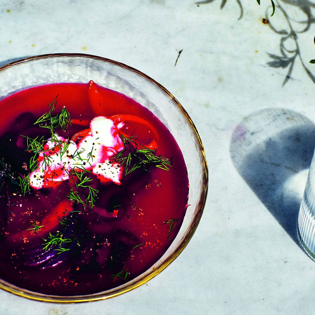 beetroot 桌布 壁紙 — 一碗色彩鮮豔的甜菜湯，上面放有酸奶油、蒔蘿和胡椒，放在大理石表面上，在明亮的陽光下。