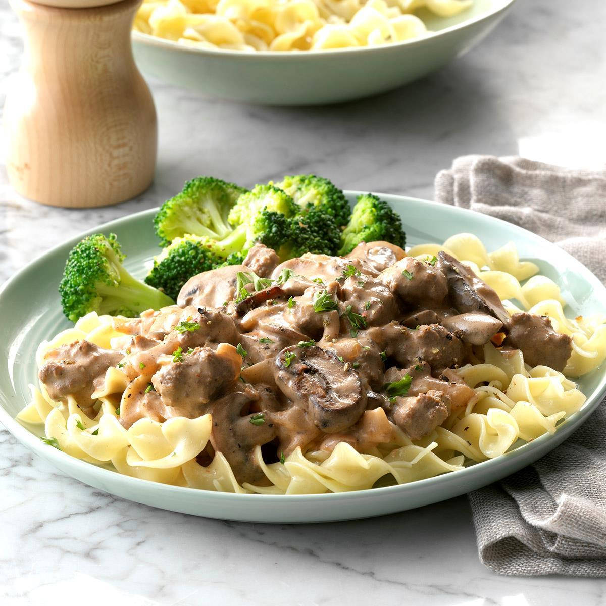 Pasta 桌布 壁紙 — 一碟奶油蘑菇牛肉斯特羅加諾夫配雞蛋麵，加上蒸西蘭花，放在大理石檯面上。
