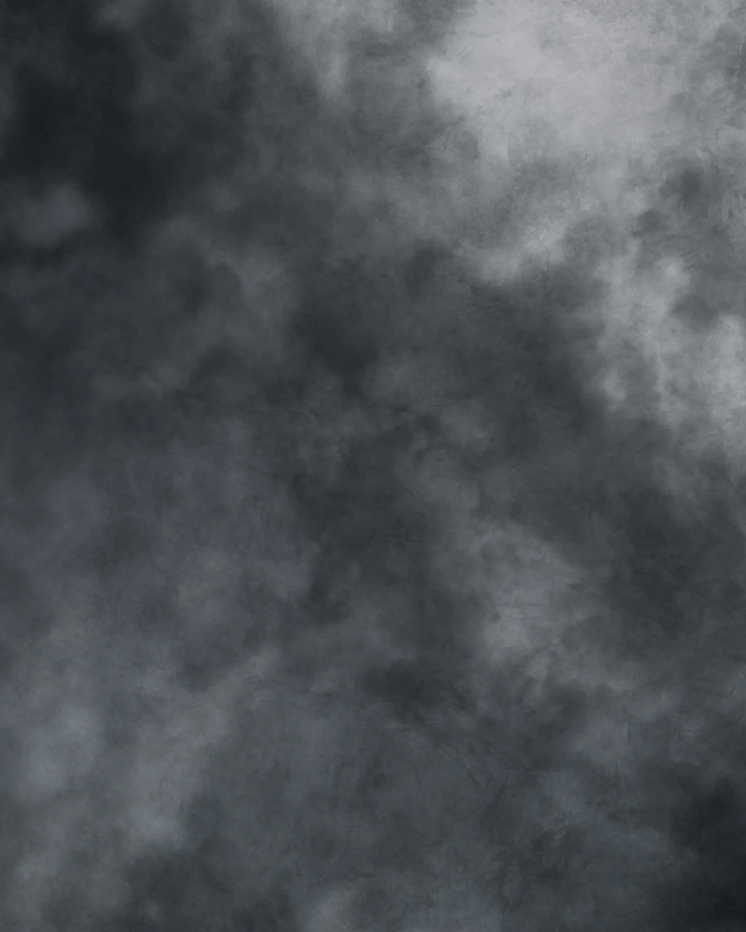 Smoke Clouds 桌布 壁紙 — 一種情緒化的抽象紋理，呈現深灰色和炭灰色煙霧在淺灰色背景上旋轉的效果。