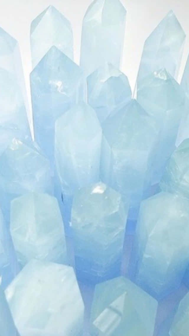 Pastel Crystal 桌布 壁紙 — 一簇半透明淺藍色水晶結構，帶有銳利的幾何切面，在淡色背景上柔和發光。