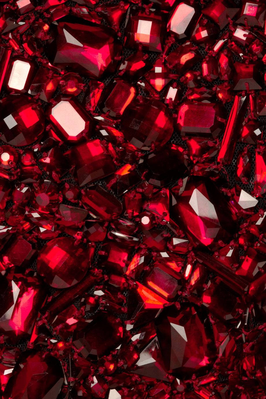 Red Crystal 桌布 壁紙 — 一簇密集的切割紅寶石，反射出銳利的高光和深邃的陰影。