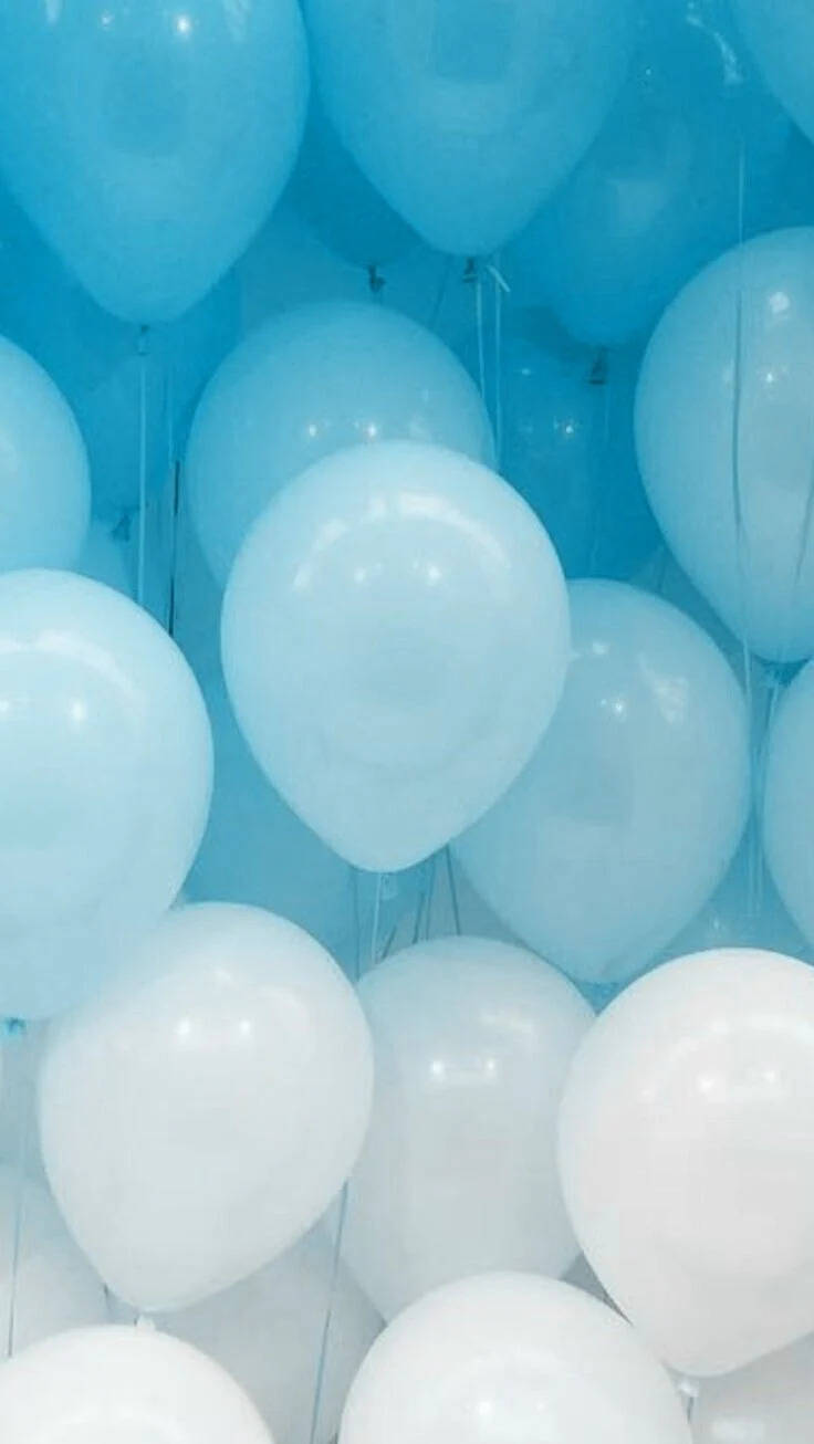 Balloons 桌布 壁紙 — 一簇密集的淺藍色和白色氣球，帶有柔和的高光和輕柔的陰影。