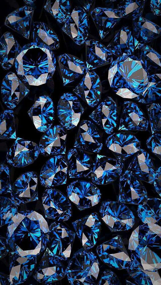 Diamond Aesthetic 桌布 壁紙 — 一簇密集的藍色刻面寶石在純黑背景上閃耀，帶有銳利的幾何反射。