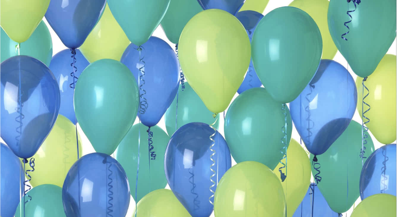 Balloon 桌布 壁紙 — 一簇密集的閃亮藍色和綠色氣球，帶有螺旋絲帶，漂浮在明亮的白色背景上。