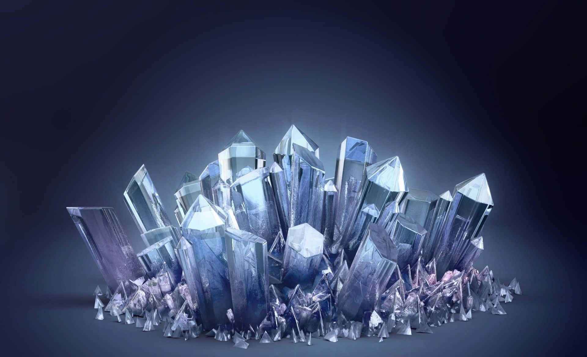 Aesthetic Crystal 桌布 壁紙 — 一簇尖銳的藍色和紫色水晶結構在戲劇性燈光下閃耀，映襯著深色漸變背景。