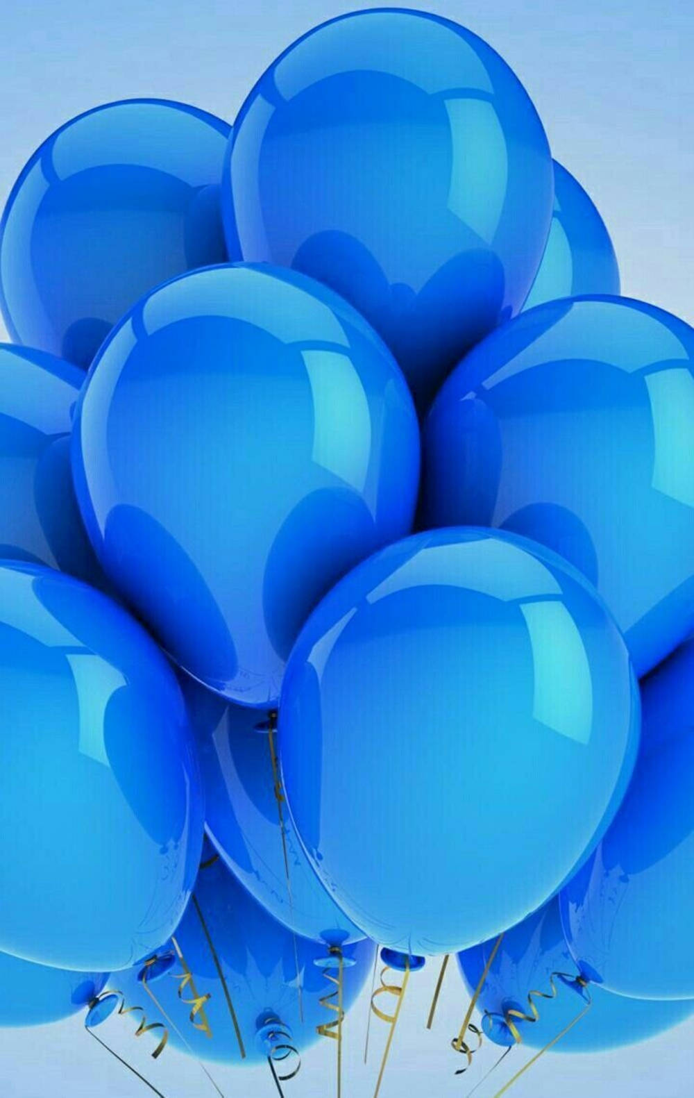 Balloons 桌布 壁紙 — 一簇帶有金色絲帶的光澤藍色氣球在柔和天空背景下漂浮。
