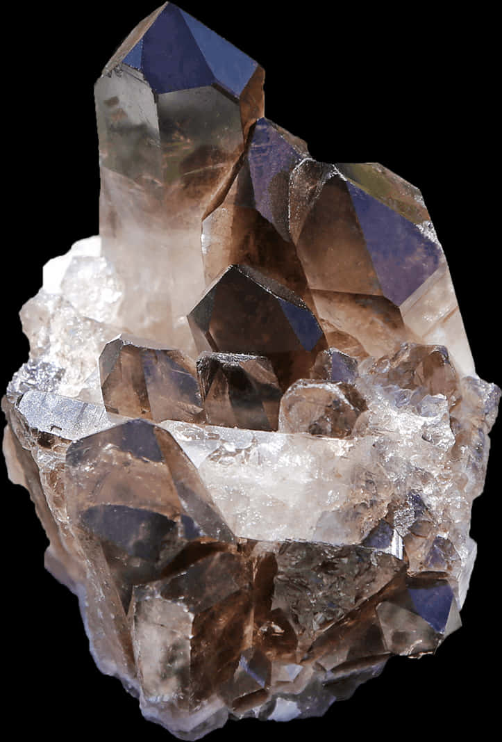 Gems 桌布 壁紙 — 一簇引人注目的煙晶，帶有深紫色切面，在純黑色背景下閃閃發光。