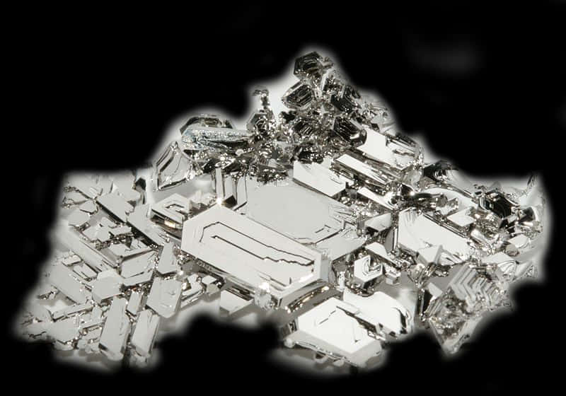 Sparkle Aesthetic 桌布 壁紙 — 一簇引人注目的金屬銀色晶體在純黑背景上閃耀，帶有銳利的高光和深邃的陰影。