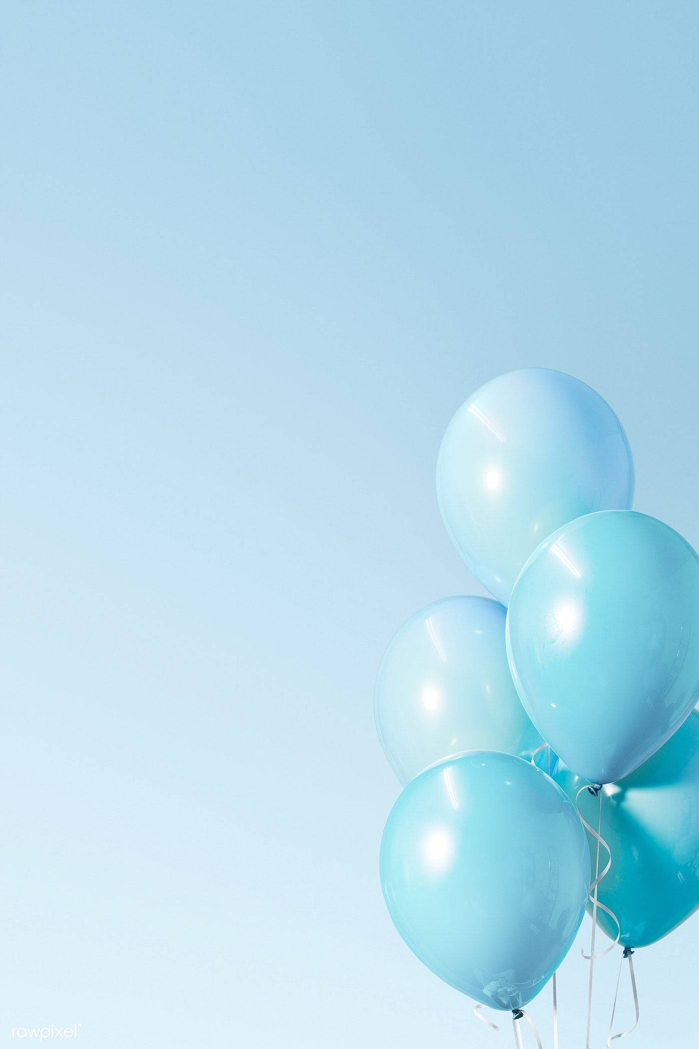 Balloons 桌布 壁紙 — 一簇淺藍色氣球在清澈的淡藍色天空中輕輕飄浮，帶有柔和的高光。
