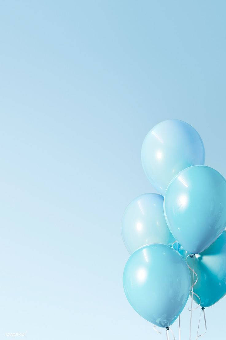 Balloons 桌布 壁紙 — 一簇淺藍色氣球在清澈的淡藍色天空中輕輕飄浮。