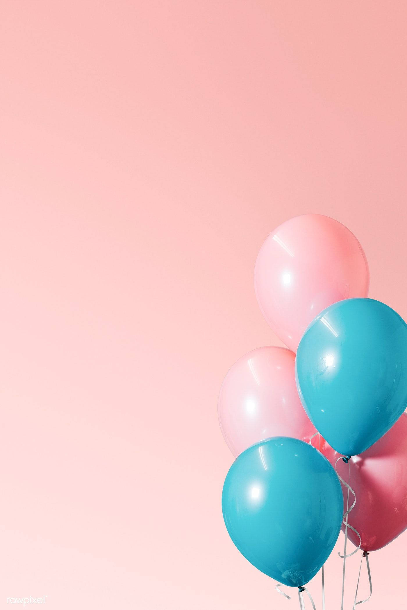 Happy Birthday Balloons 桌布 壁紙 — 一簇粉紅色和藍綠色的氣球在柔和的粉彩粉紅色背景上輕輕漂浮。