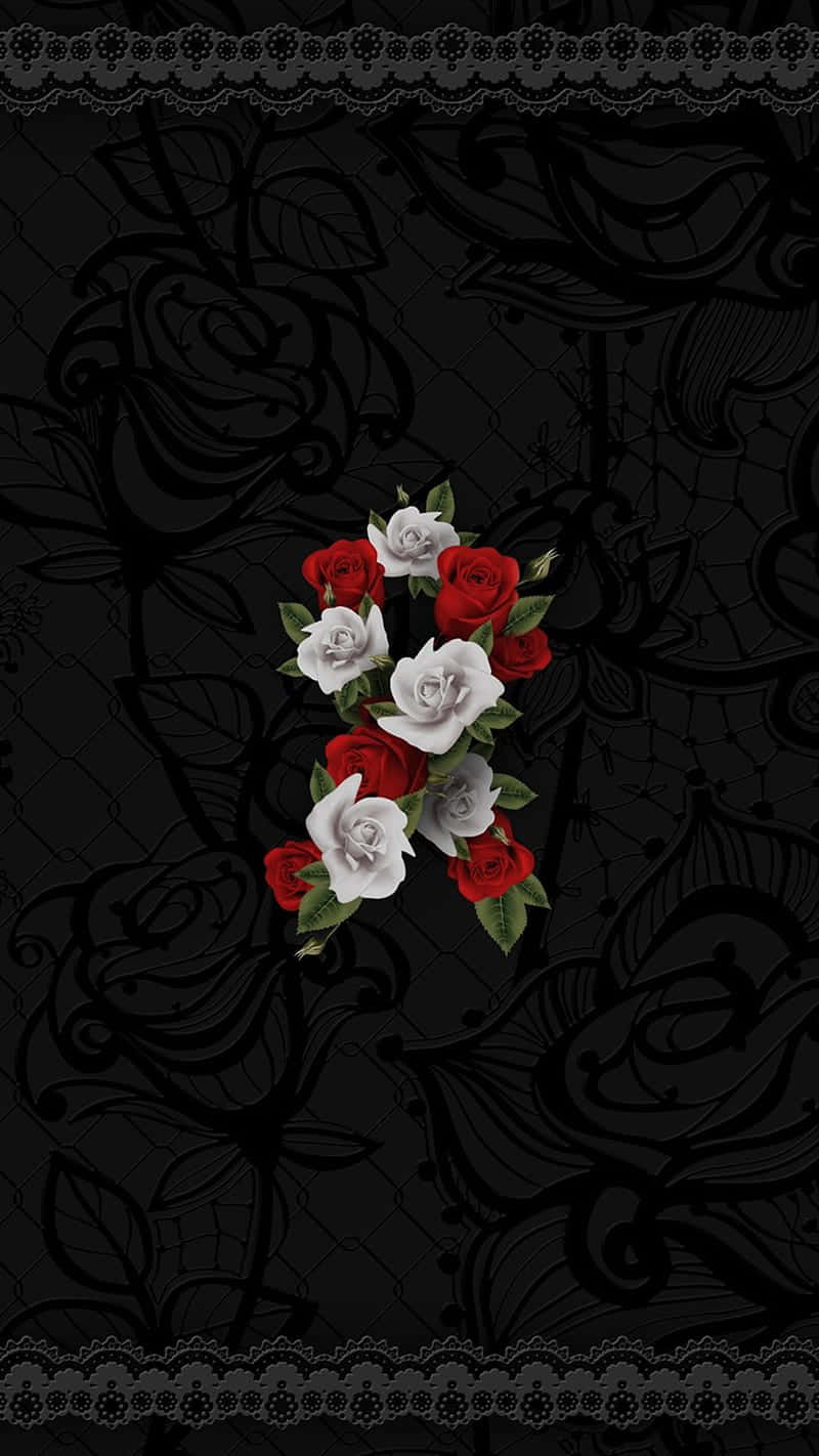 Red Flower Aesthetic 桌布 壁紙 — 一簇紅白玫瑰在黑色蕾絲和花卉圖案背景上盛開。