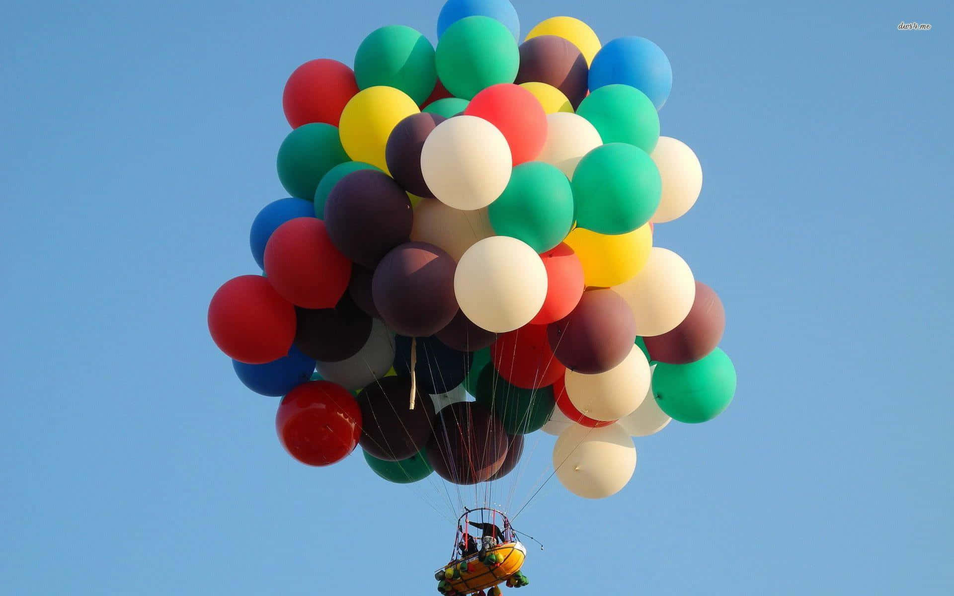 Balloon 桌布 壁紙 — 一簇色彩繽紛的氣球在清澈的藍天下升起一個小籃子。