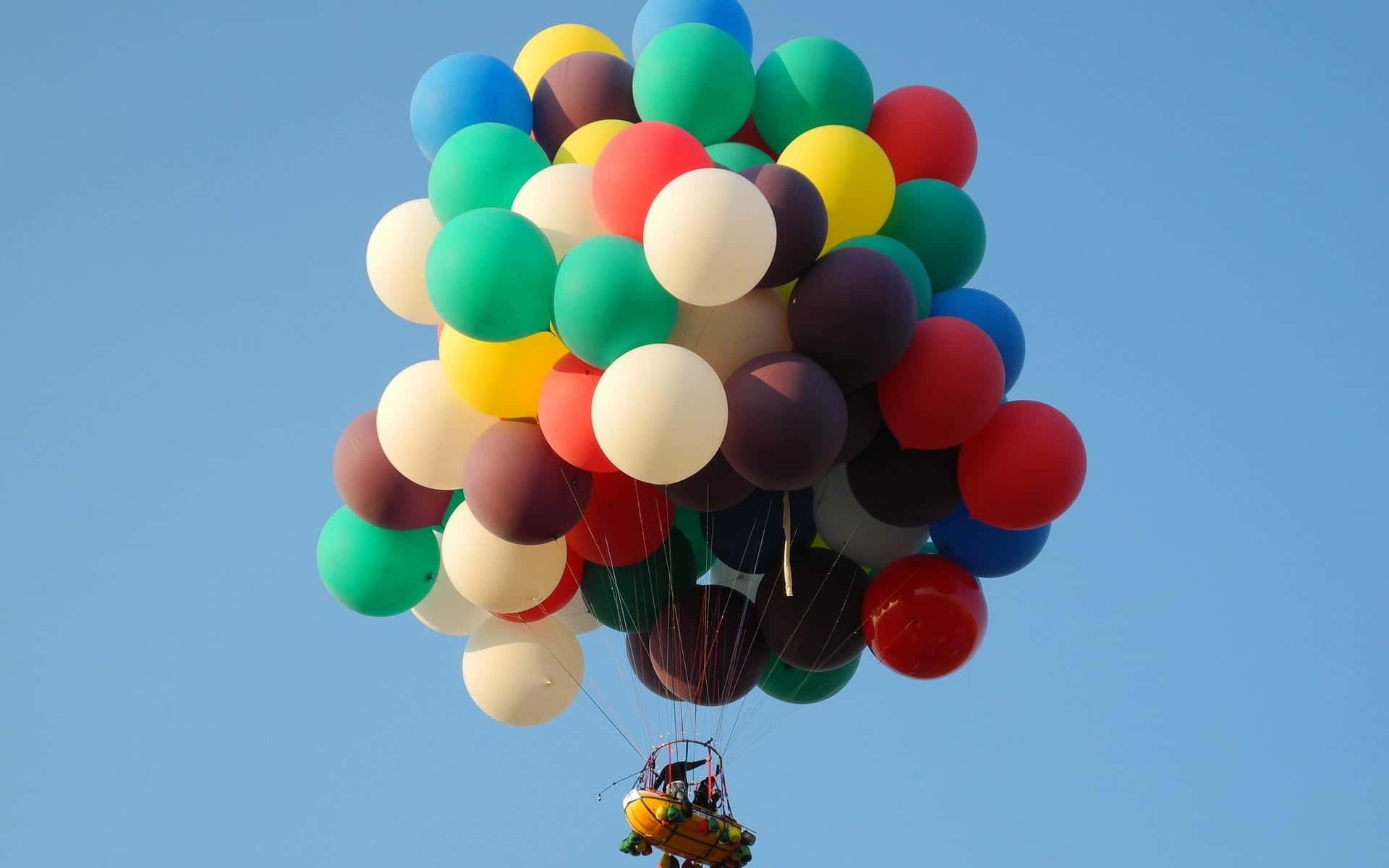 Balloon 桌布 壁紙 — 一簇色彩繽紛的氣球在清澈的藍天下升起一個小籃子。