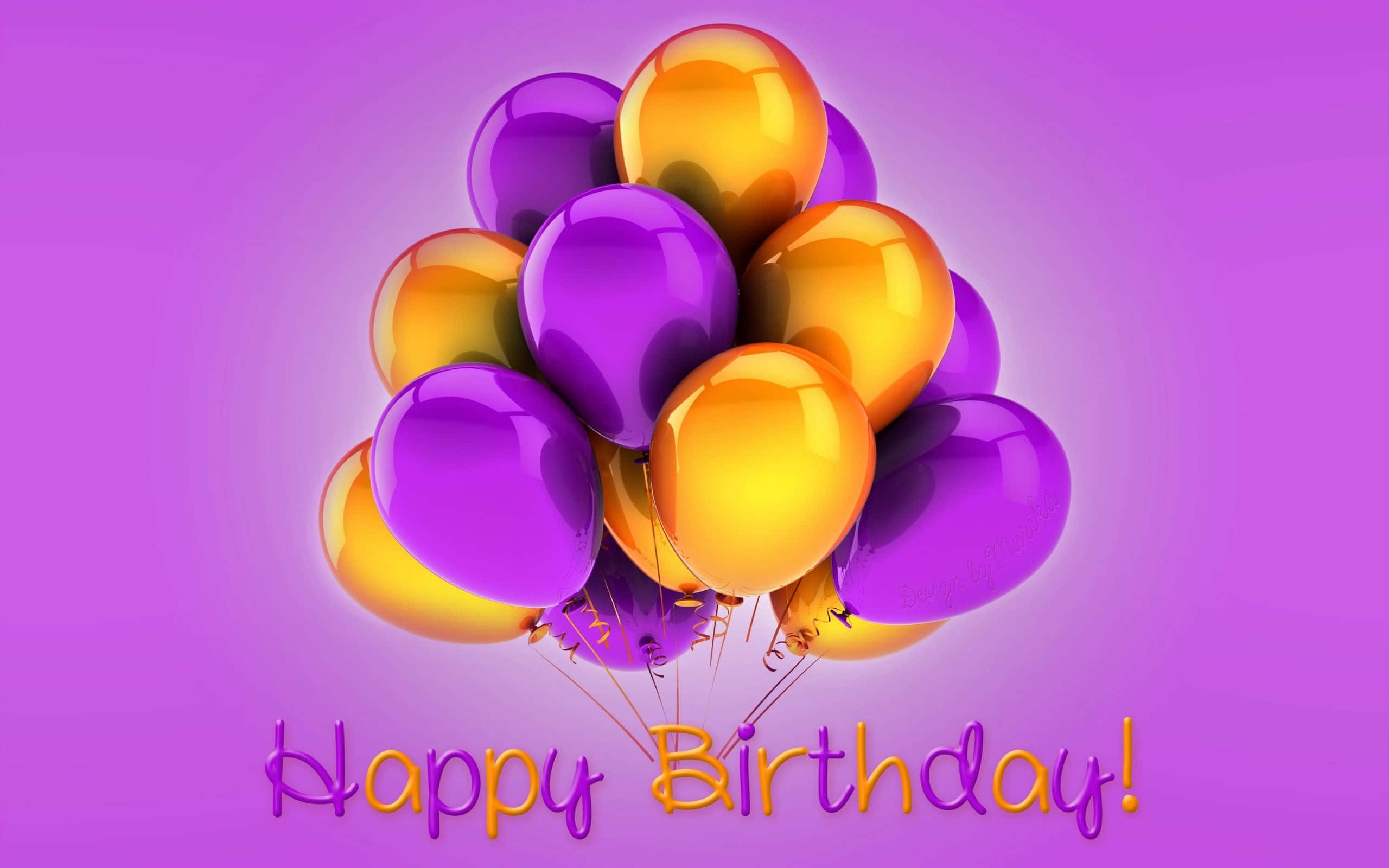 Zoom Birthday 桌布 壁紙 — 一簇閃亮的紫色和金色氣球漂浮在漸變紫色背景上，下方有「Happy Birthday!」文字。