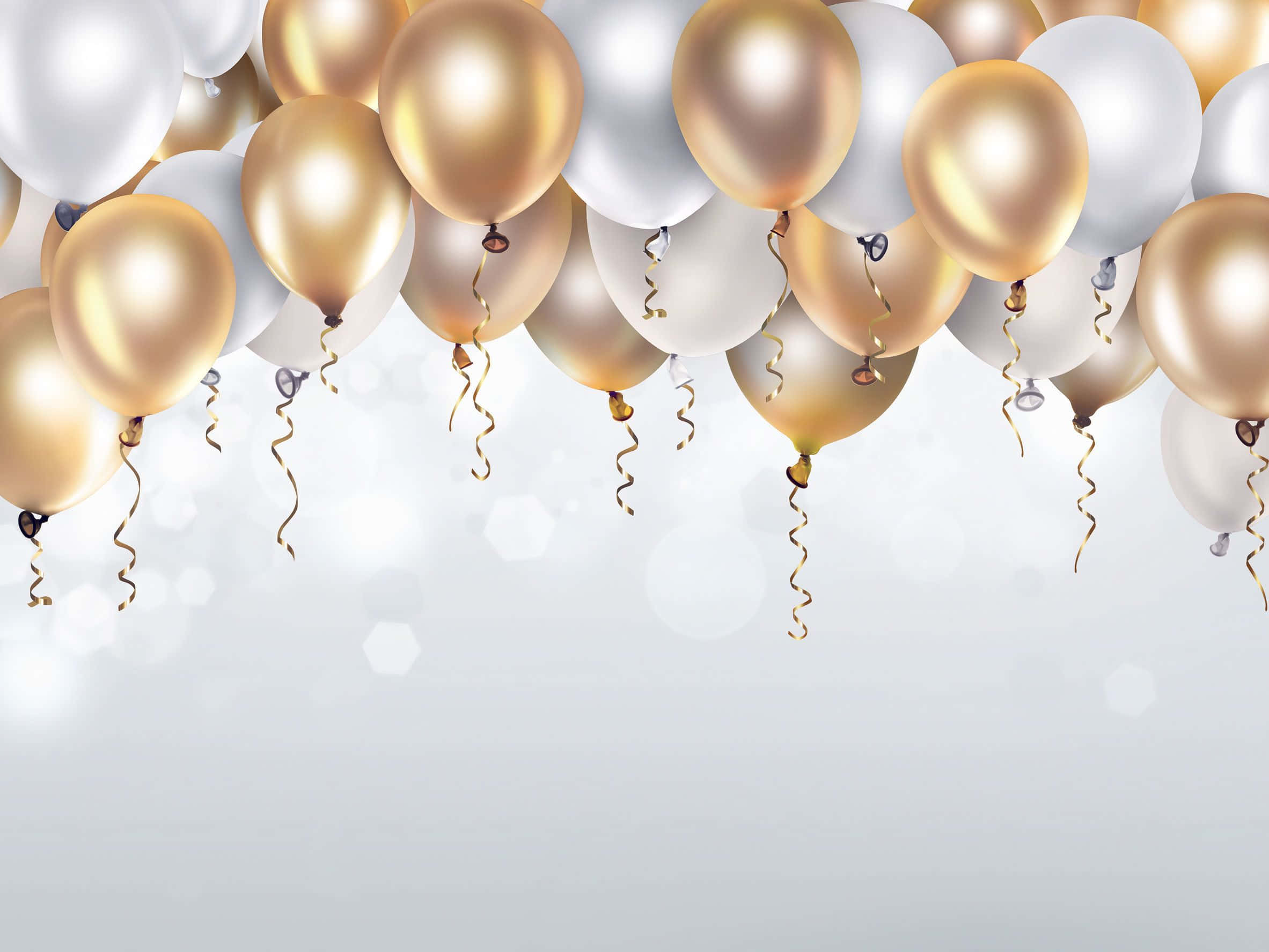 Balloon 桌布 壁紙 — 一簇閃亮的金色和白色氣球，帶有捲曲的絲帶，漂浮在柔和的模糊背景上。