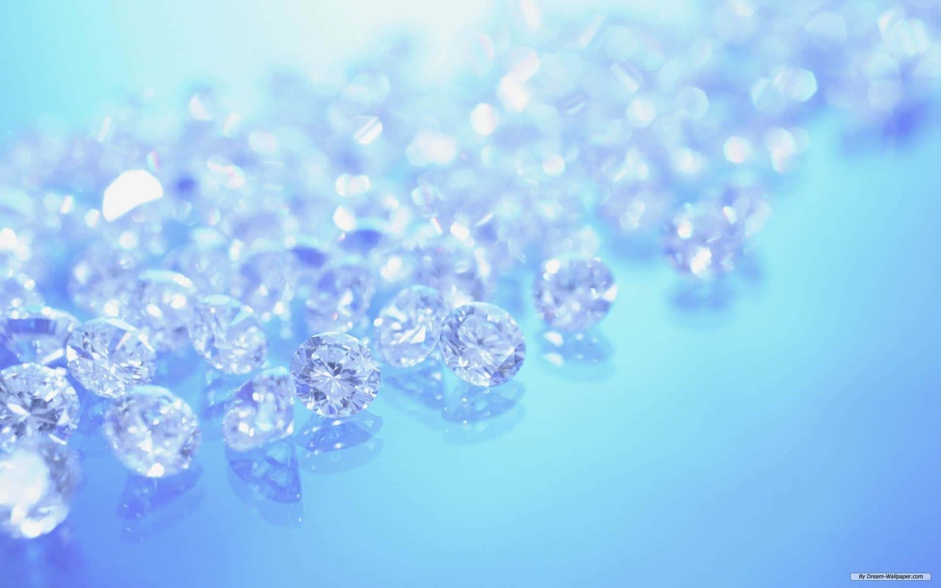 Diamond Aesthetic 桌布 壁紙 — 一簇閃爍的鑽石在柔和的藍色表面上閃耀，景深較淺。
