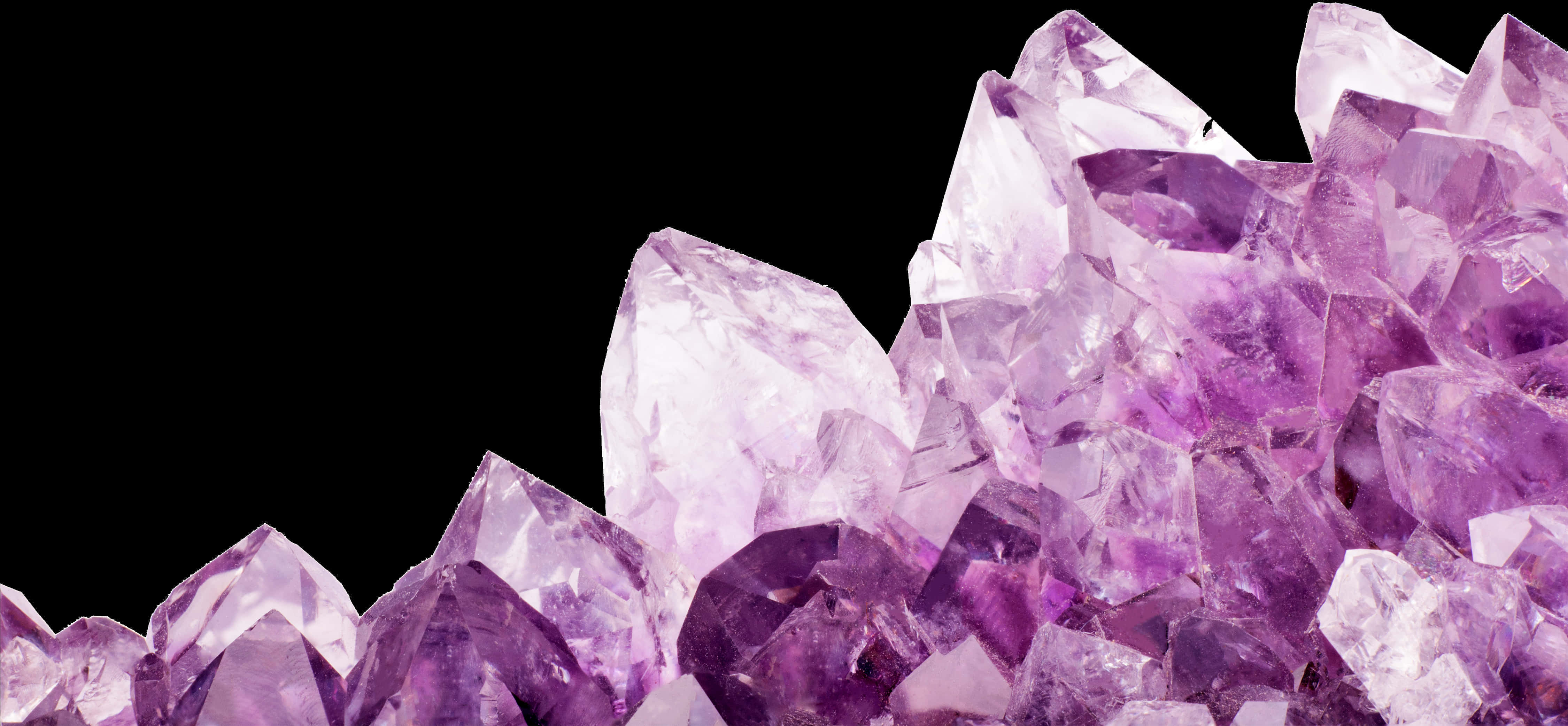 Gemstones 桌布 壁紙 — 一簇閃閃發光的紫水晶晶體，在純黑背景上閃耀，帶有銳利的幾何切面和深紫色調。