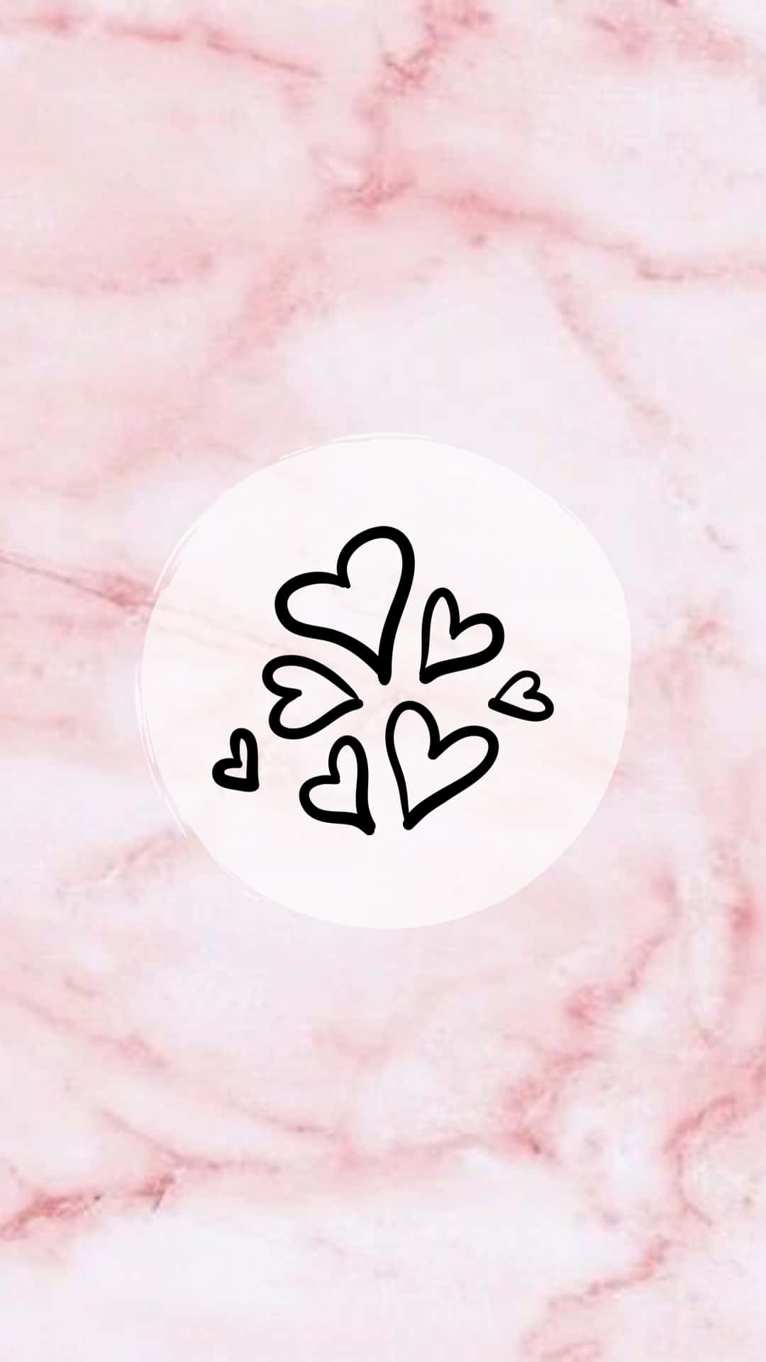Instagram 桌布 壁紙 — 一簇黑色輪廓的心形從一個白色圓圈中放射出來，背景是柔和的粉紅色大理石紋理。