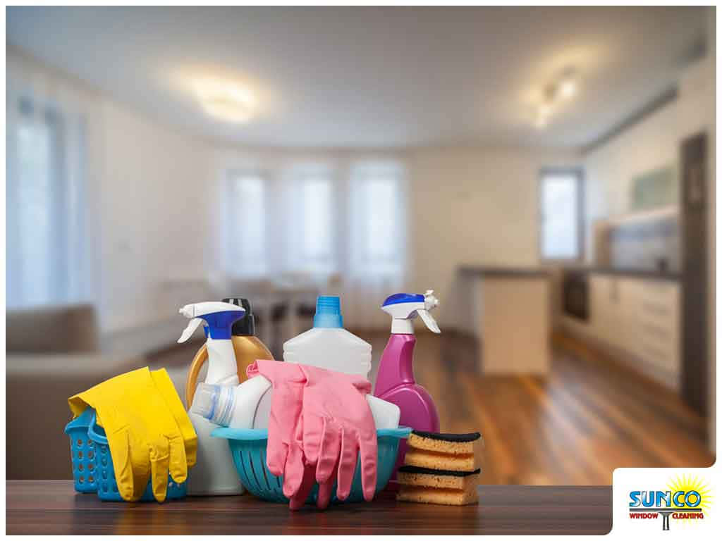 Cleaning 桌布 壁紙 — 一籃色彩繽紛的清潔用品放在明亮模糊的客廳的木桌上。