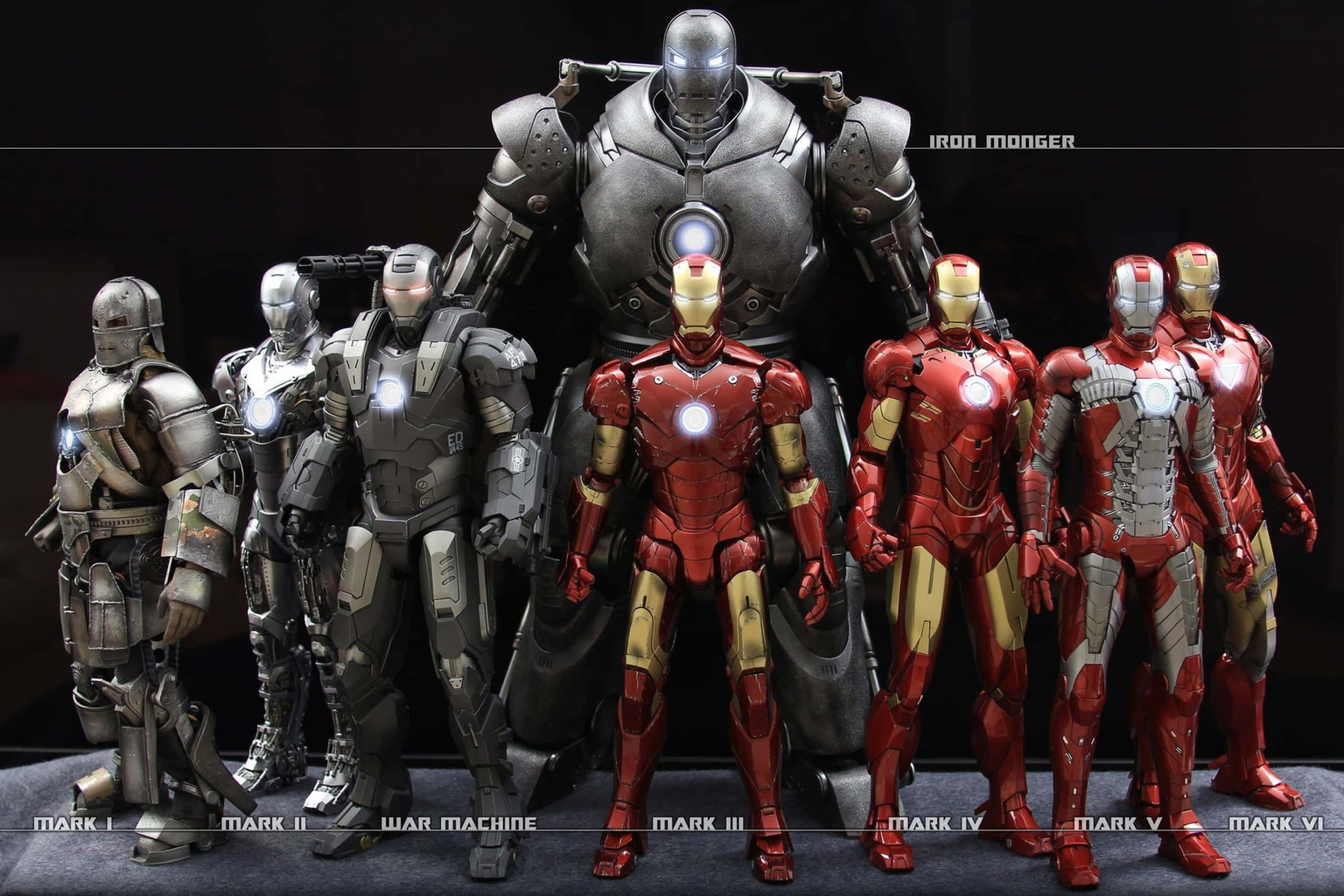 Best Iron Man 桌布 壁紙 — 一系列 Iron Man 戰甲從 Mark I 到 Mark VI 以及 War Machine 在黑暗背景中展示，帶有發光的弧形反應器。
