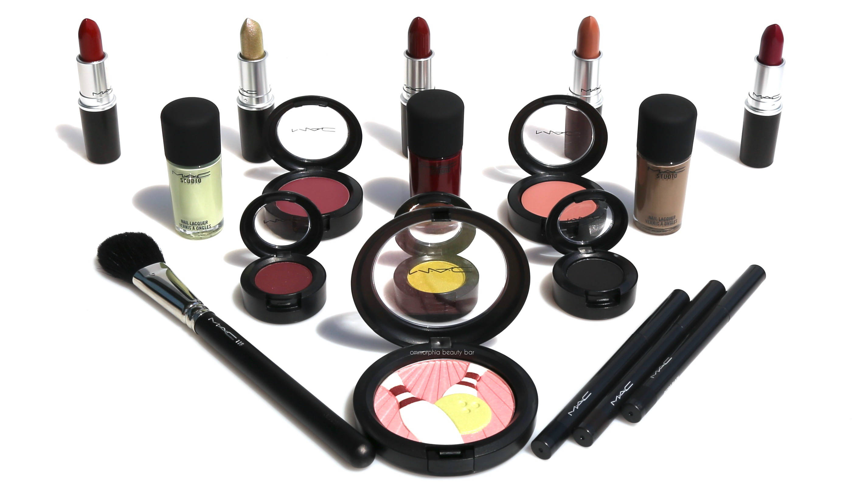 Cosmetics 桌布 壁紙 — 一系列MAC化妝品，包括唇膏、腮紅和刷具，整齊地排列在白色背景上。