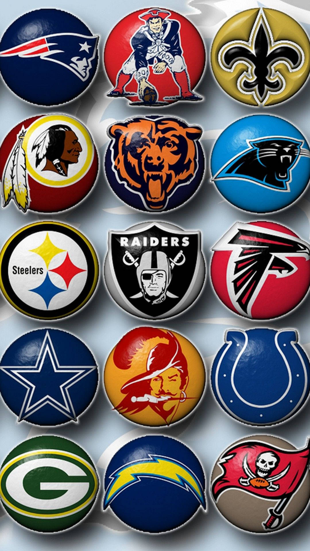 NFL Teams 桌布 壁紙 — 一系列NFL球隊標誌以光面圓形徽章形式展示在柔和漸變背景上。