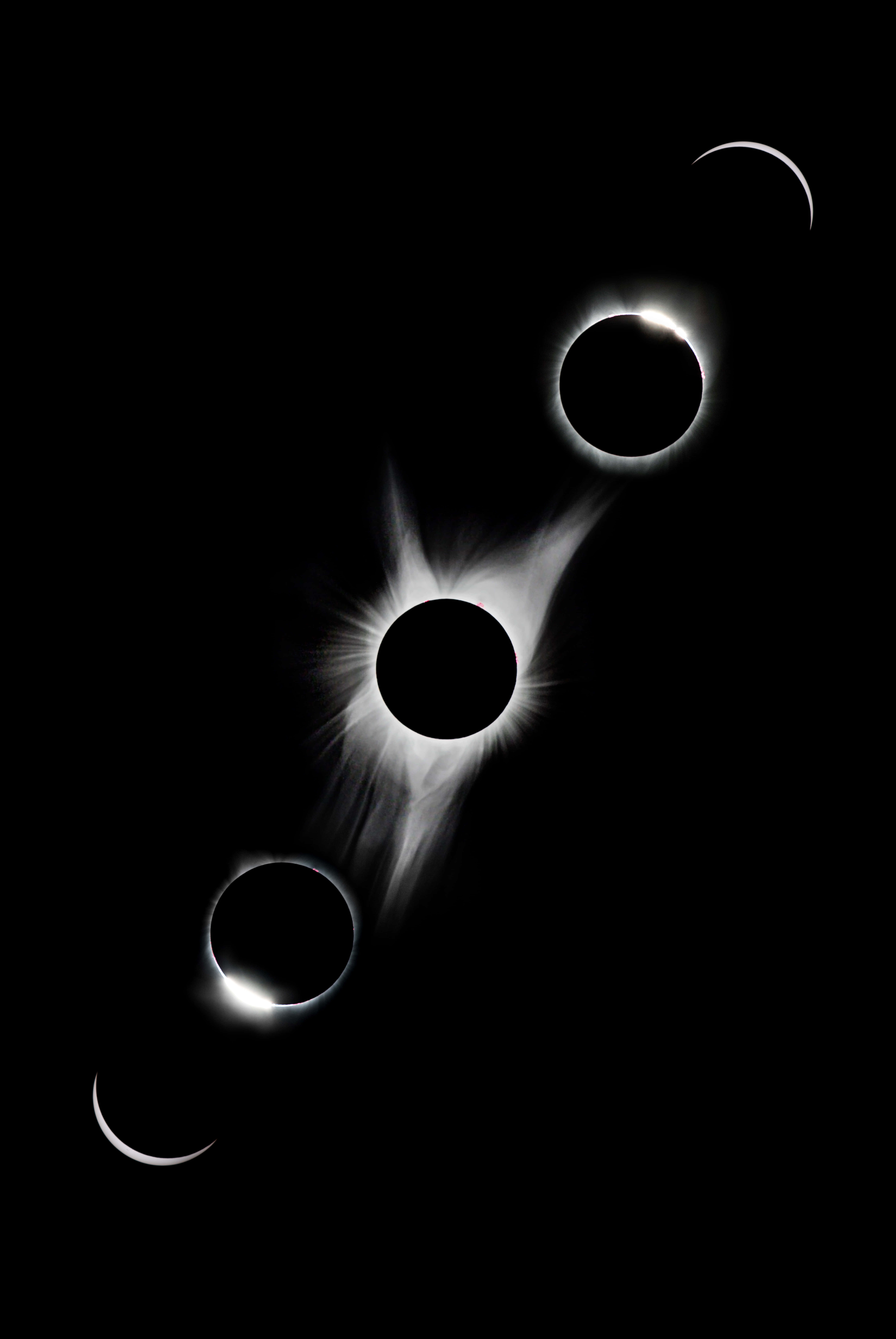 Black Space 桌布 壁紙 — 一系列令人矚目的日食黑白影像，捕捉月球穿越太陽日冕的過程，背景是漆黑的天空。
