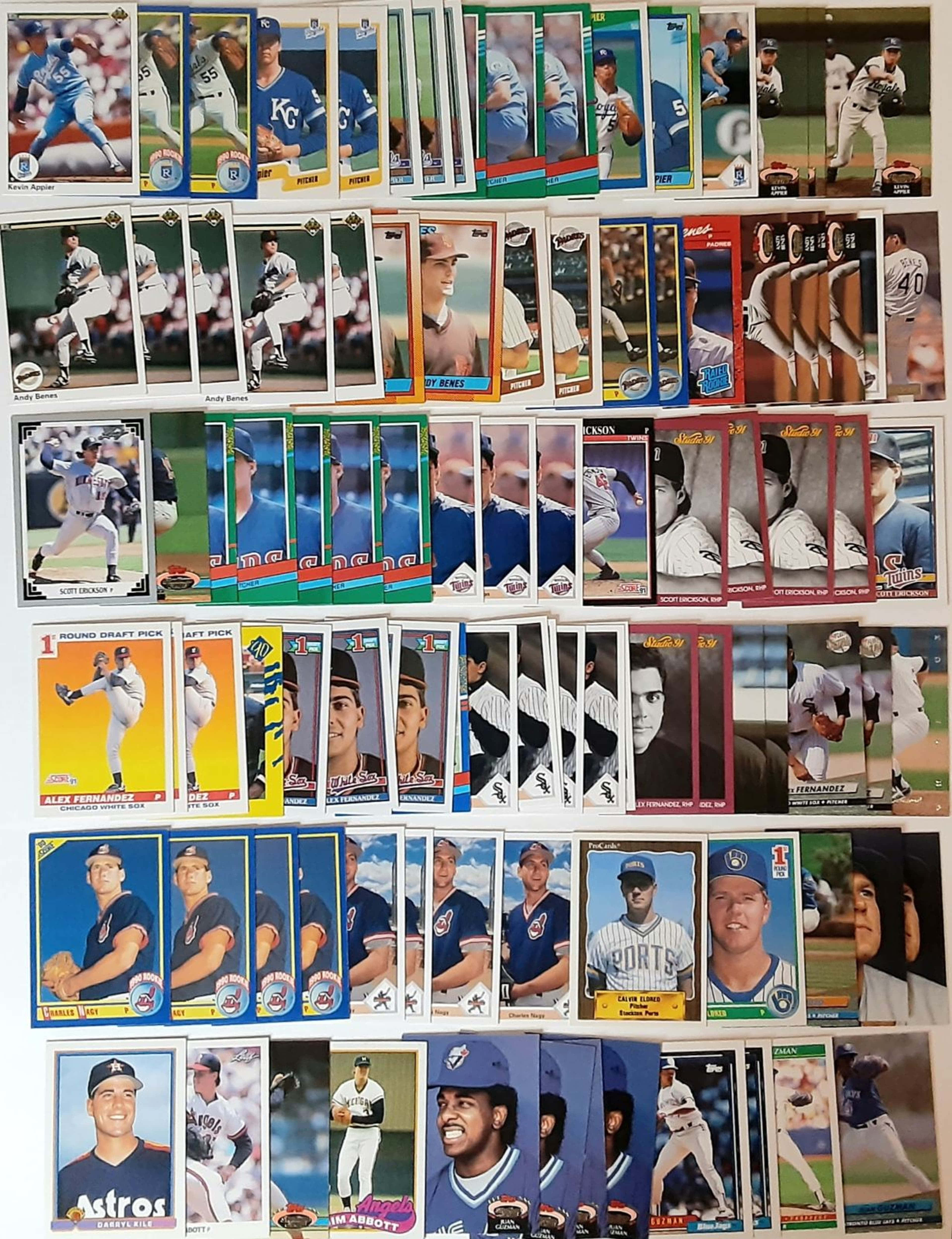 Baseball Cards 桌布 壁紙 — 一系列充滿活力的復古棒球交換卡整齊排列成行，展示球員的動作和肖像姿勢。