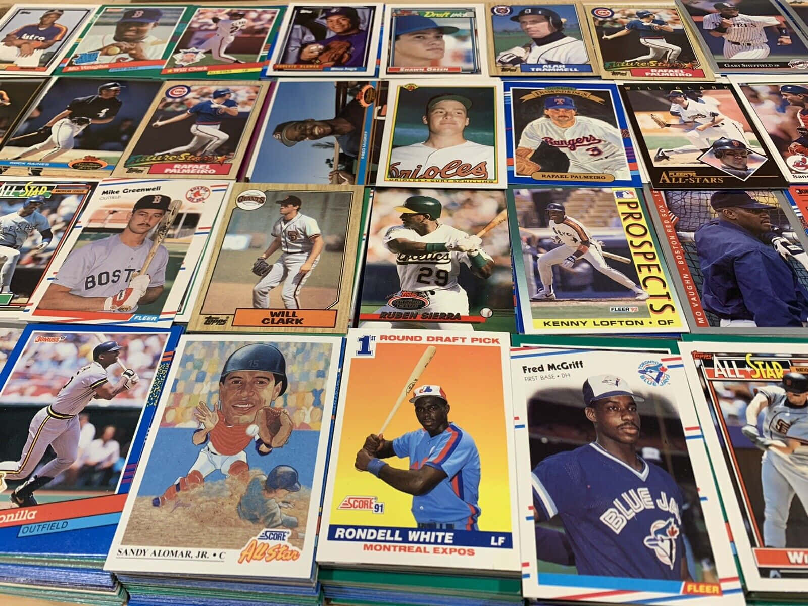 Baseball Cards 桌布 壁紙 — 一系列充滿活力的復古棒球交易卡散佈在表面上，展示球員的動作和肖像。