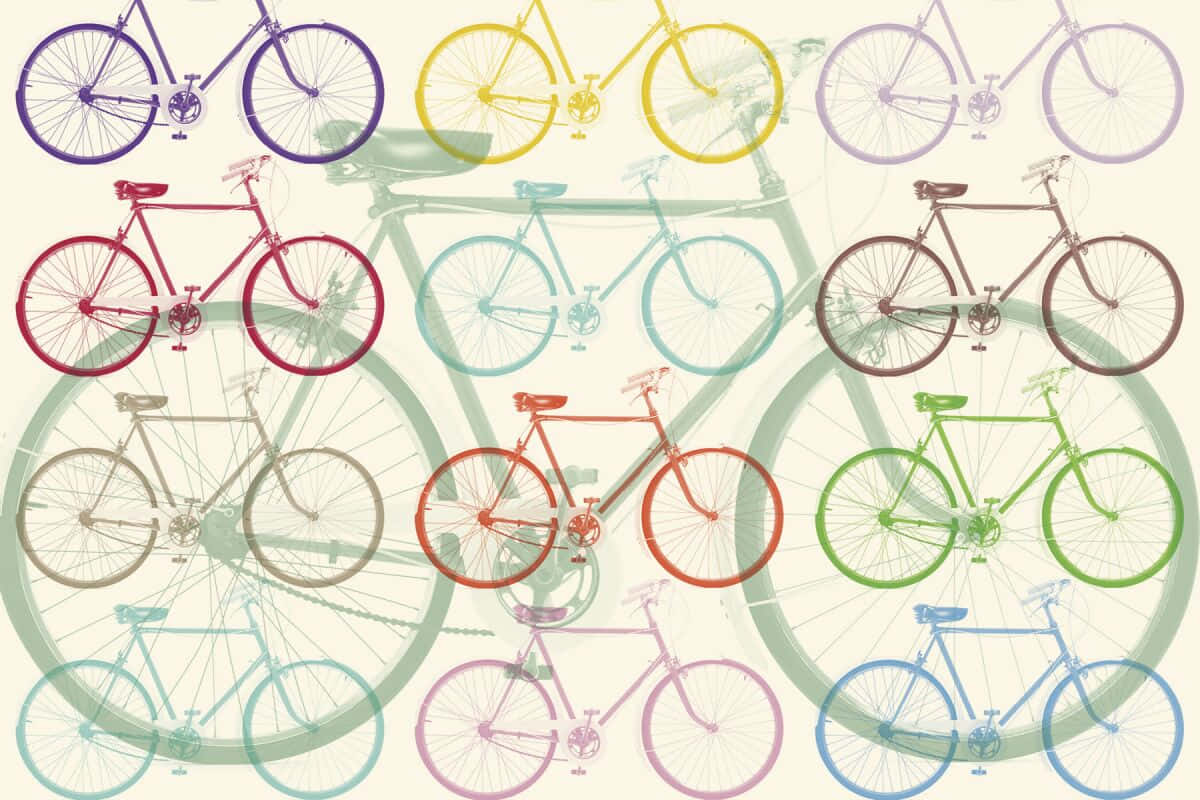 圖案 桌布 壁紙 — 一系列充滿活力的自行車，以柔和粉彩色調排列成重複圖案，襯托在柔和的奶油色背景上。
