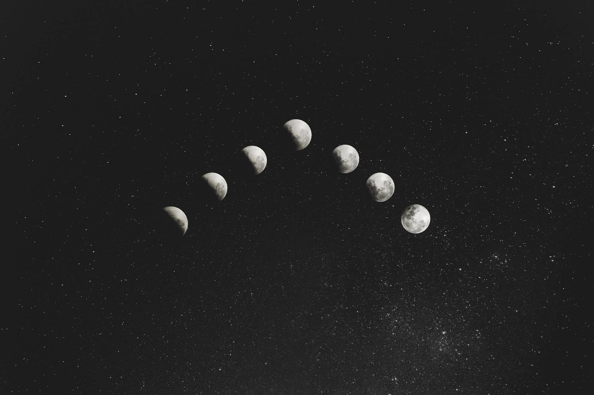 月光 桌布 壁紙 — 一系列單色的月球相位在繁星點點的夜空優雅地形成一道弧線。