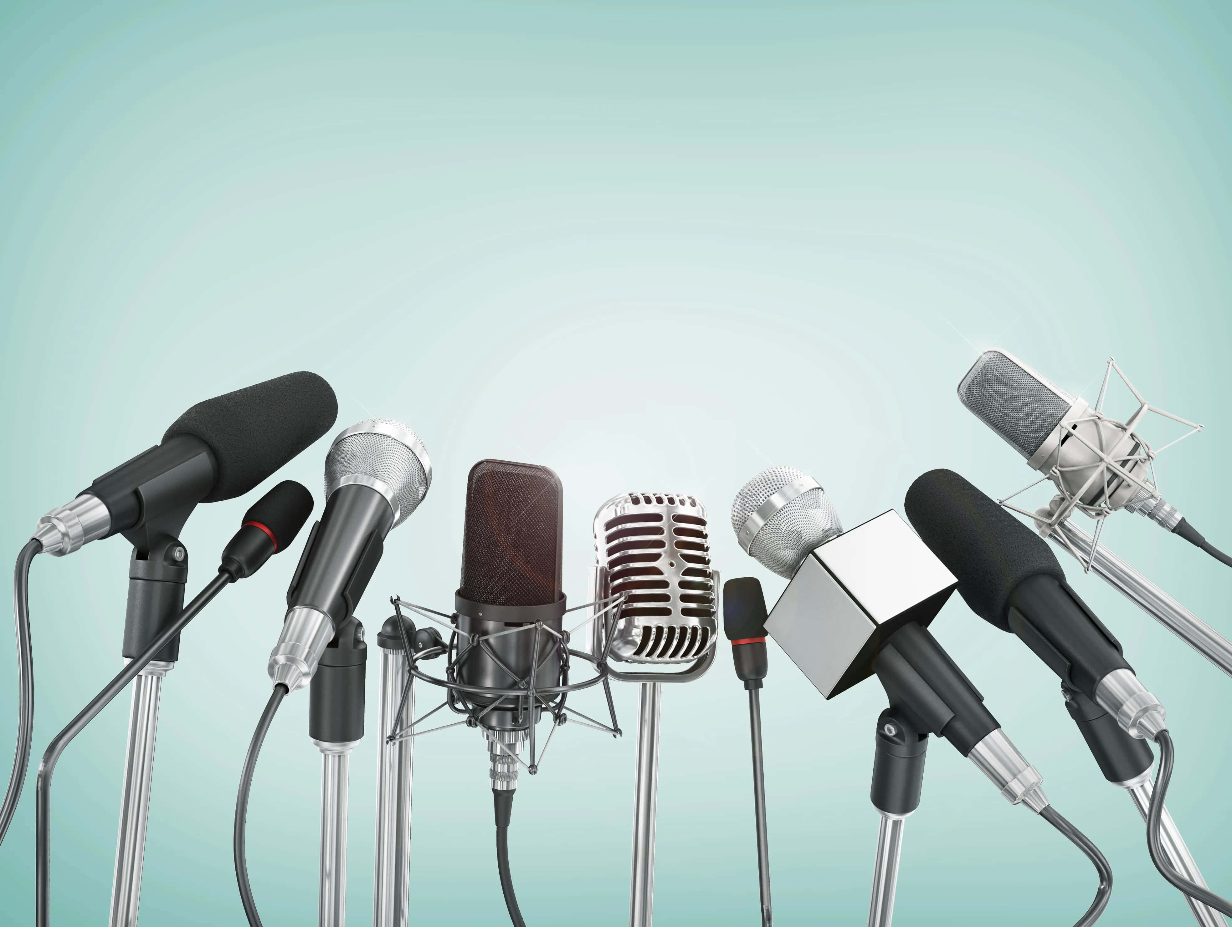 Microphones 桌布 壁紙 — 一系列復古和現代麥克風在柔和青綠色漸變背景上排成一排。