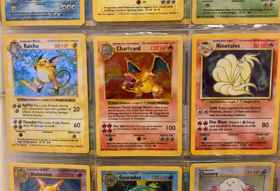 Charizard Pokemon 桌布 壁紙 — 一系列復古寶可夢集換式卡牌展示在保護套中，配有鮮豔的藝術作品和遊戲數據。