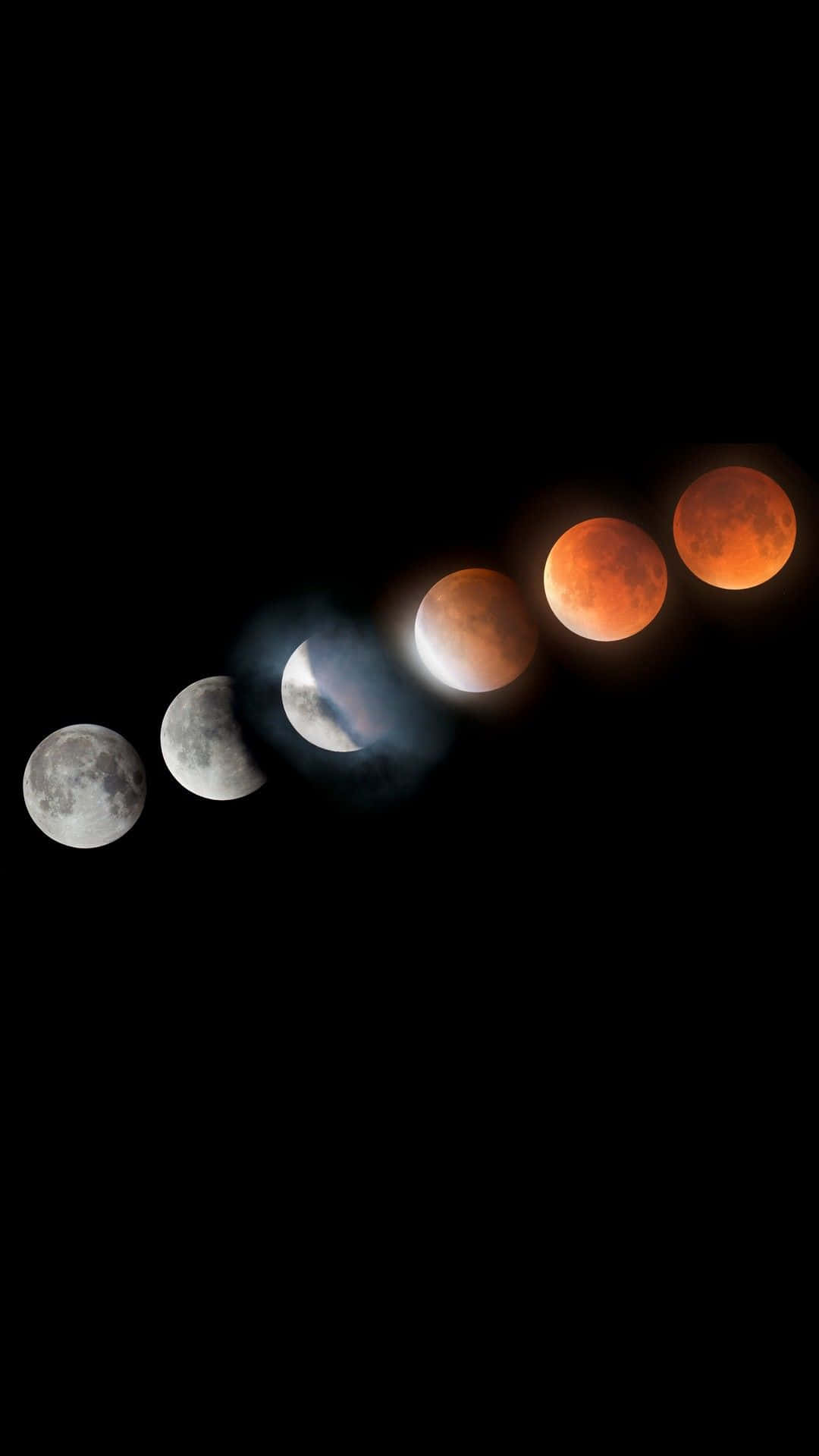 Moon iPhone 桌布 壁紙 — 一系列月相從滿月過渡到月全食，在黑色天空中發出紅光。