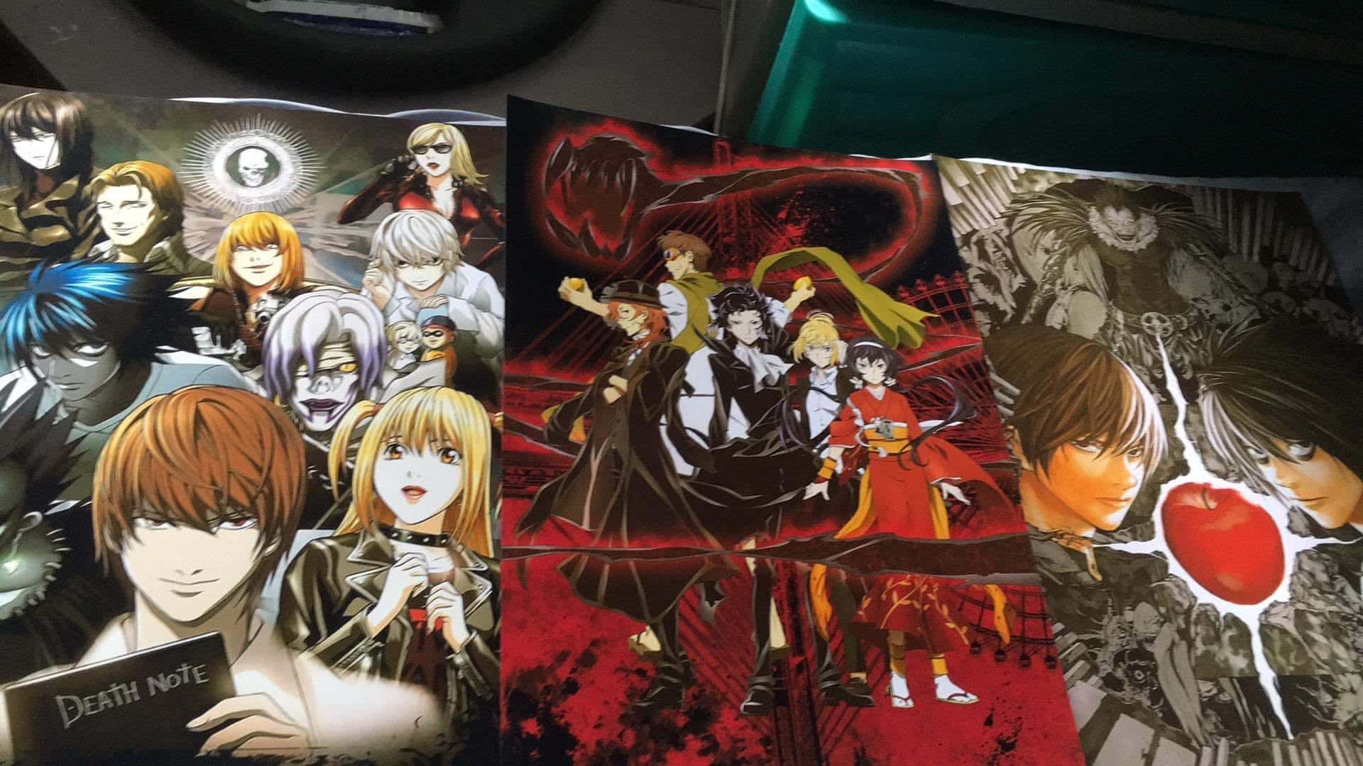 Anime All Characters HD 桌布 壁紙 — 一系列死亡筆記本動畫海報，角色以戲劇性姿勢呈現，背景為深紅色和黑色。