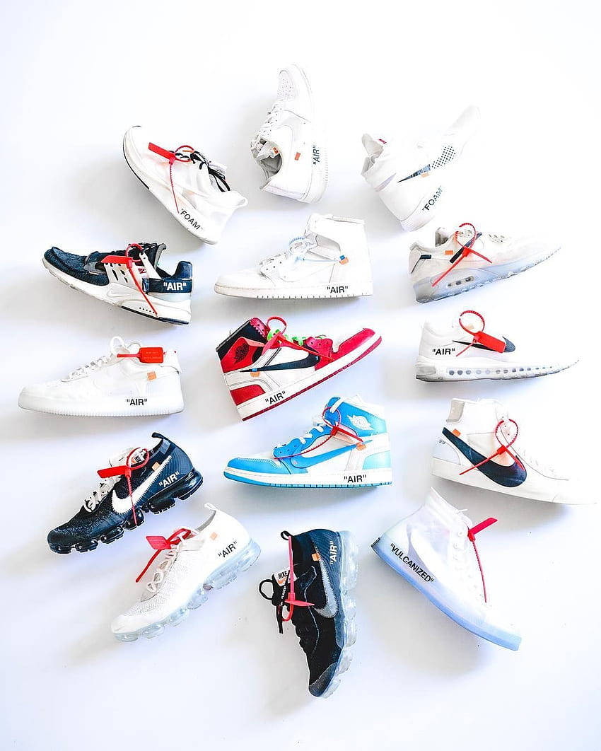 Nike Shoes 桌布 壁紙 — 一系列白色和色彩繽紛的Off White Nike運動鞋，以散落圖案排列在純白色背景上。