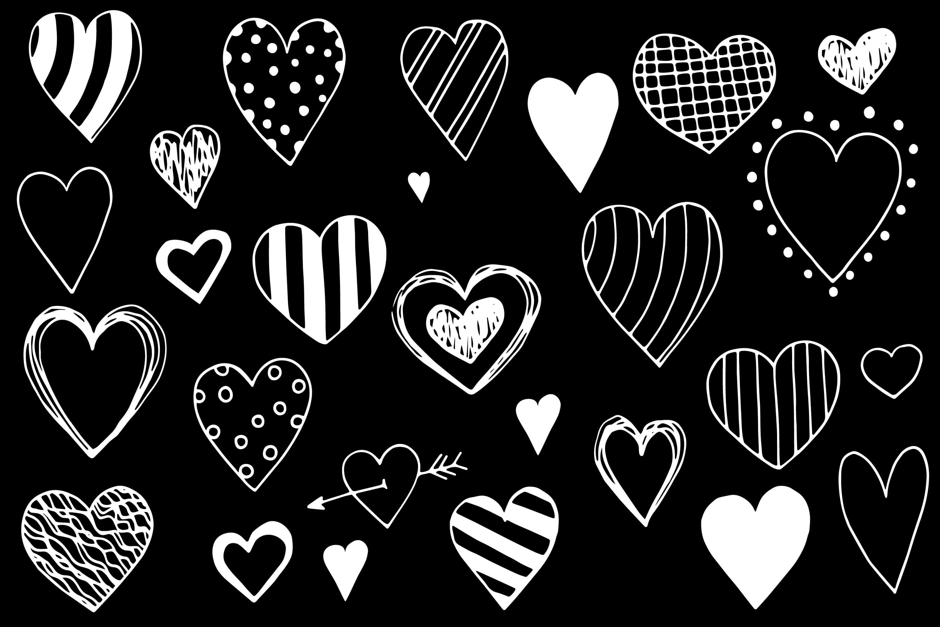 Heart Doodle 桌布 壁紙 — 一系列白色手繪心形，帶有各種圖案和大小，散落在黑色背景上。