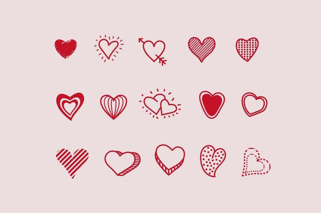 Heart Doodle 桌布 壁紙 — 一系列紅色手繪心形圖示，帶有各種圖案和風格，置於柔和粉紅色背景上。