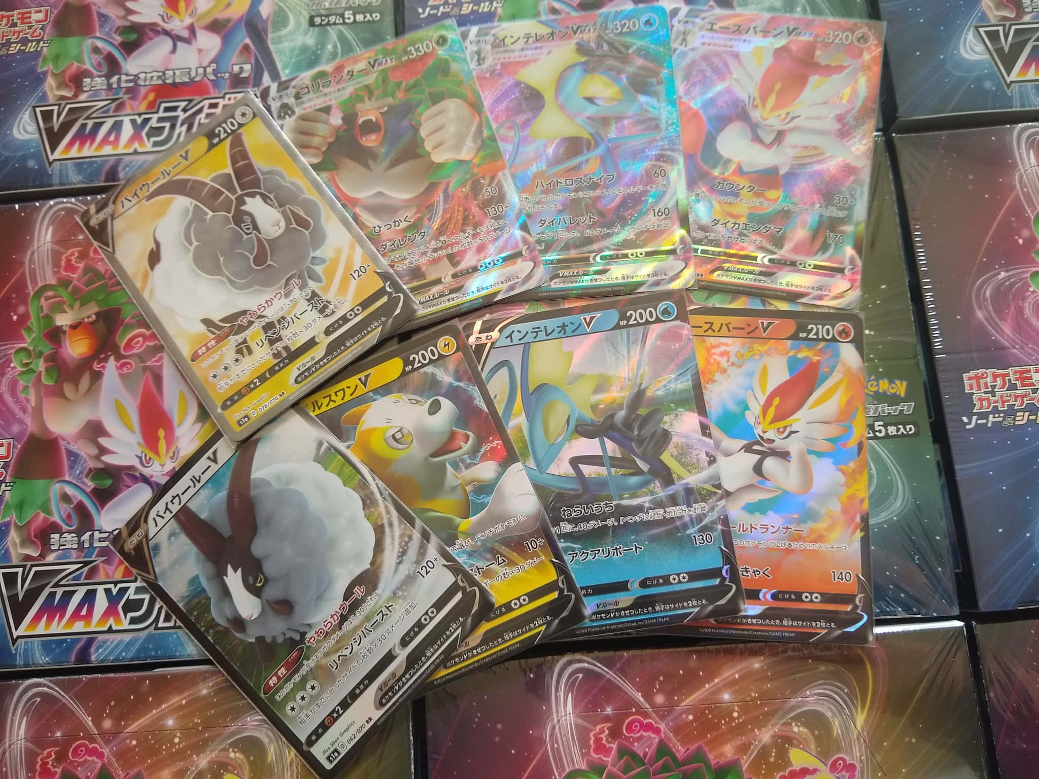 Pokemon Card 桌布 壁紙 — 一系列色彩繽紛的 Pokémon VMAX 集換式卡牌，在宇宙主題表面上展開。