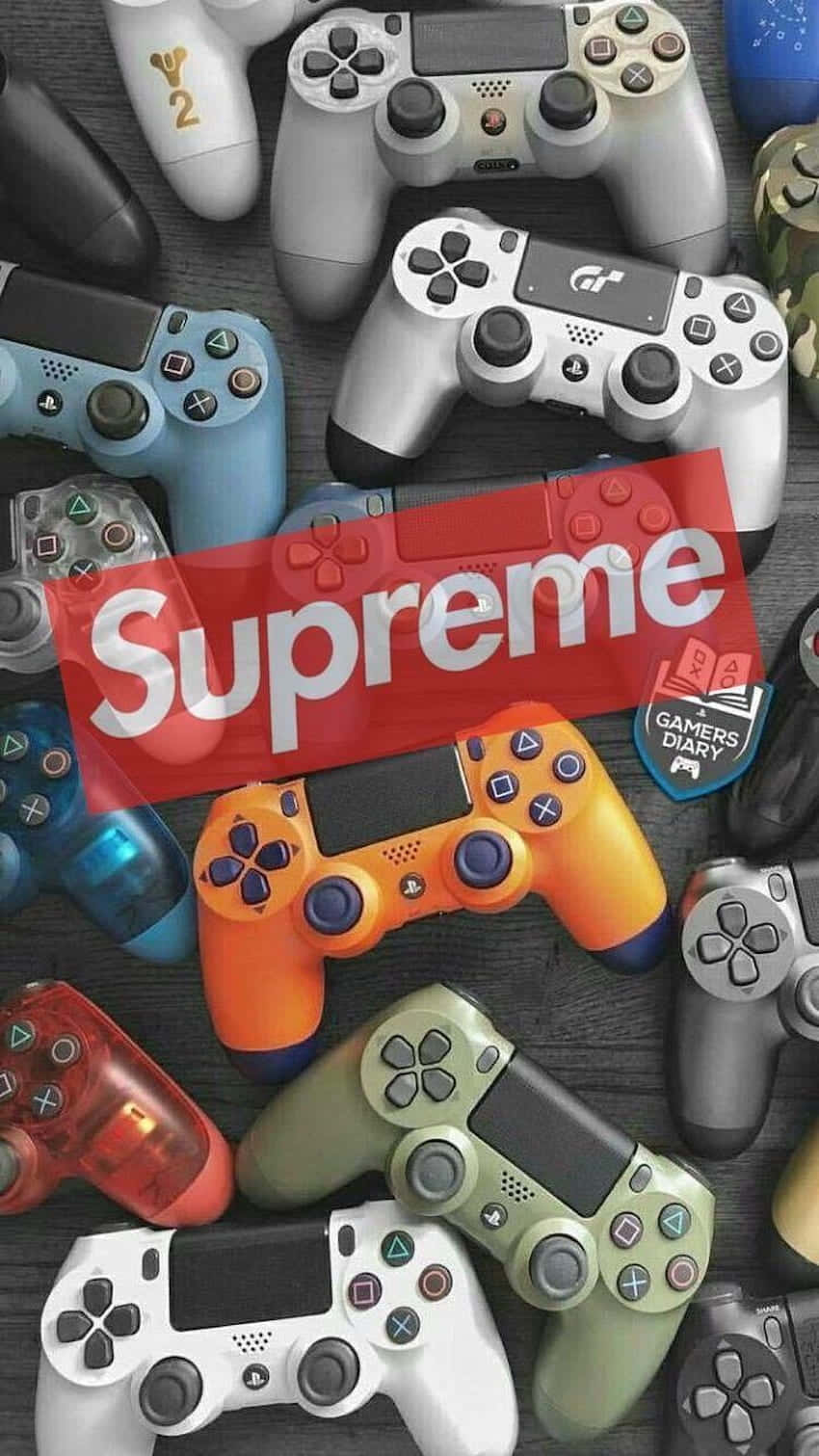 supreme 桌布 壁紙 — 一系列色彩繽紛的PlayStation控制器散落在深色木質表面上，並帶有紅色Supreme標誌疊加。